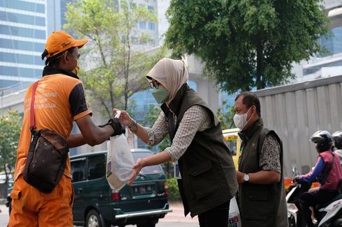 Bulog Peduli Bagikan Bantuan Pangan untuk Pasukan Oranye DKI Jakarta