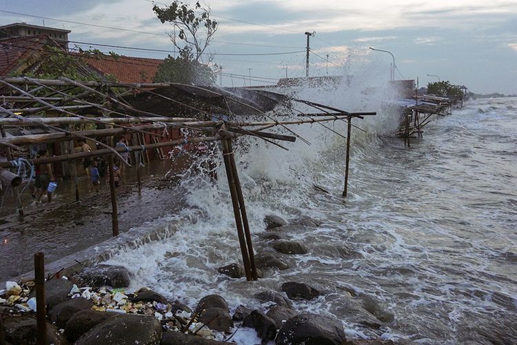 Gelombang laut pesisir Pantai Utara di Pekalongan, Jawa Tengah, Senin (1/6/2020). Palang Merah Indonesia (PMI) Kota Pekalongan menghimbau kepada warga sekitar pantai untuk waspada terhadap gelombang laut dengan ketinggian sekitar 1-3 meter akibat adanya angin kencang dari laut menuju darat.