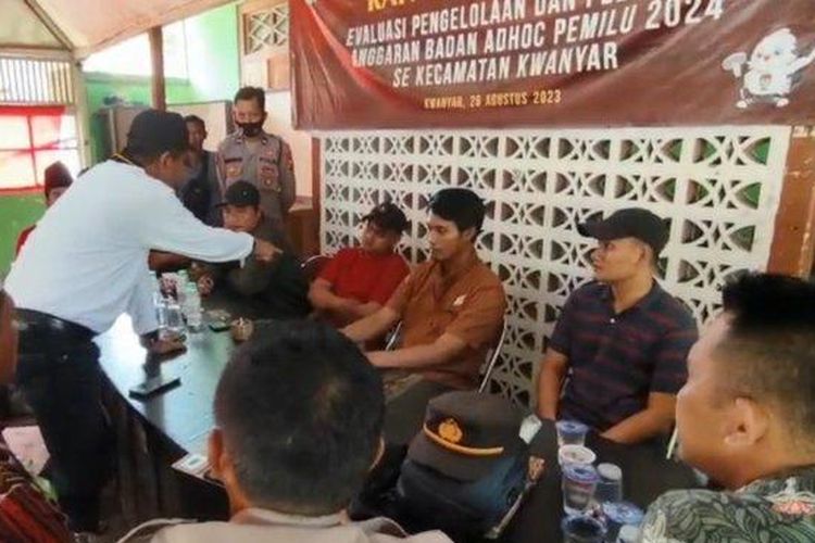 Ketegangan terjadi di sekretariat PPK Kwanyar, Kabupaten Bangkalan, Jumat (23/2/2024). Itu setelah seorang Caleg Dapil VI, Sonhaji meluapkan emosi bahkan hingga menggebrak meja di depan ketua dan anggota PPK Kwanyar. 

