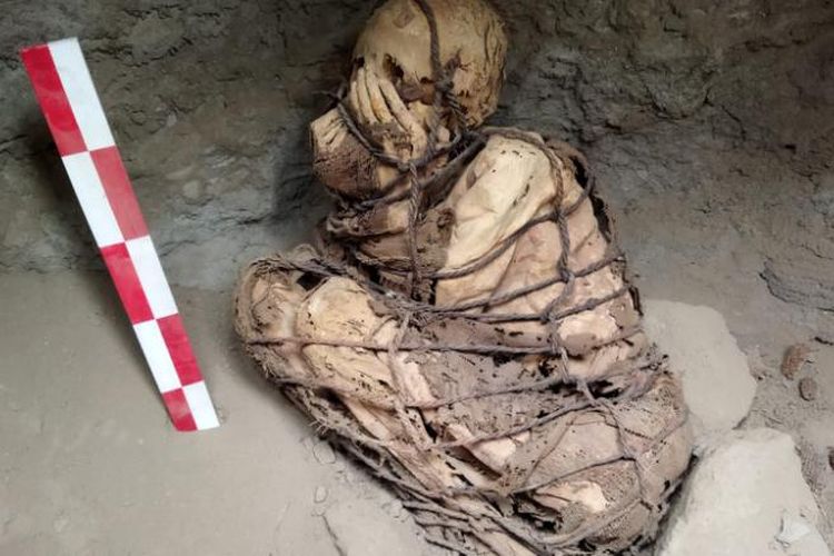 Mumi terikat dengan tangan menutupi wajahnya ditemukan di Peru