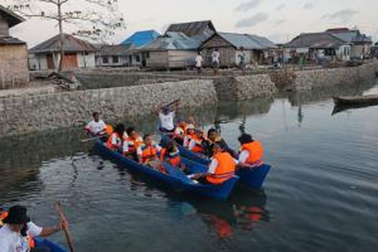 Peserta tour menyusuri kanal di permukiman suku Bajo Mola, Pulau Wangi-wangi, Kabupaten Wakatobi, Sulawesi Tenggara, Sabtu (8/8/2015).