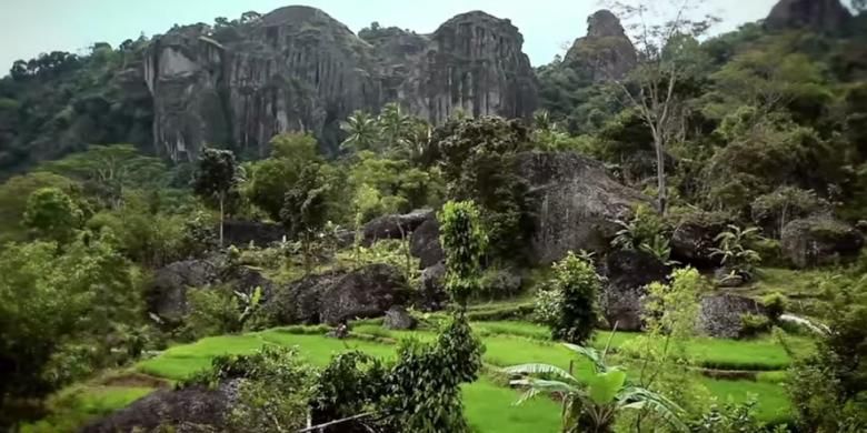 Kawasan Gunung Sewu membentang dari Gunungkidul, Wonogiri, dan Pacitan.