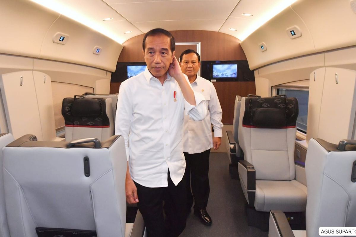 Presiden Joko Widodo bersama Menteri Pertahanan (Menhan) Prabowo Subianto saat naik Kereta Cepat Jakarta Bandung (KCJB) dari Stasiun Tegalluar ke Stasiun Halim pada Selasa (19/9/2023).