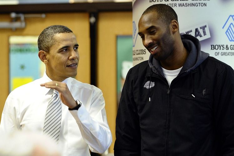 Arsip foto ini diambil pada 13 Desembe 2010, saat Presiden Amerika Serikat Barack Obama berbincang dengan pemain NBA Kobe Bryant di Boys and Girls Club di Washington. Kobe Bryant meninggal dunia pada 26 Januari 2020 dalam kecelakaan helikopter.