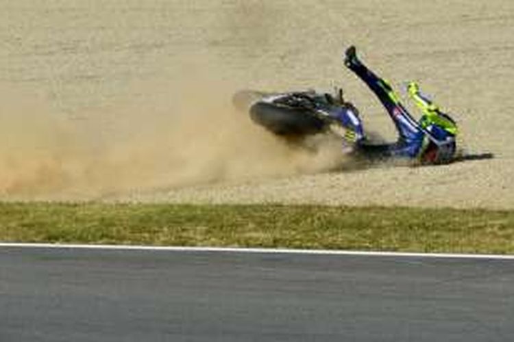 Pebalap Movistar Yamaha MotoGP asal Italia, Valentino Rossi, terjatuh di tikungan 10 saat balapan GP Jepang di Sirkuit Twin Ring Motegi, Minggu (16/10/2016).