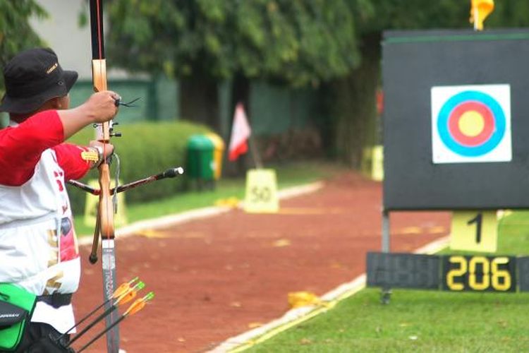 Salah satu peserta Bogor Open Archery Championship 2017 melesatkan anak panahnya di Kelas Eksekutif Nasional 20 meter Umum, Minggu (22/01/2017). Kejuaraan  Bogor Open Archery Championship 2017 ini diadakan di Lapangan Wira Yudha, Pusat Pendidikan Zeni (Pusdikzi) TNI AD, Kota Bogor, dan diikuti kurang lebih 600 peserta, termasuk Presiden Joko Widodo.