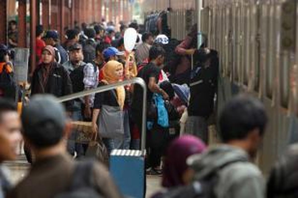 Pemudik menunggu menaiki kereta api di Stasiun Pasar Senen, Jakarta Pusat, Rabu (31/7/2013). Stasiun tersebut mulai dipadati pemudik dengan tujuan berbagai daerah di sekitar Pulau Jawa.
