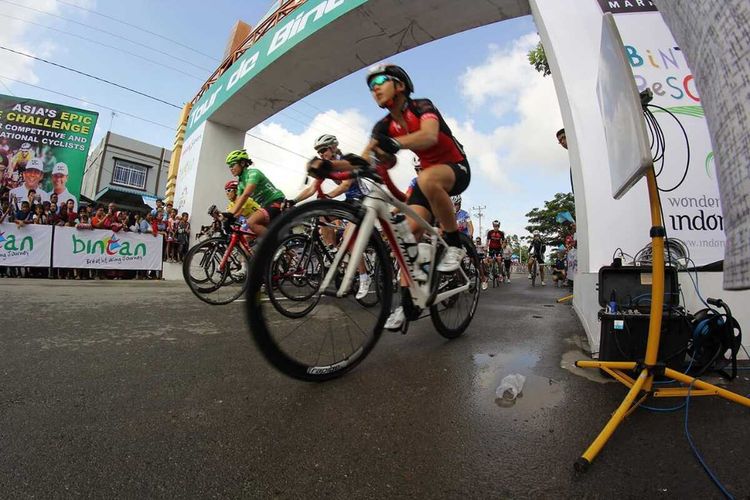 Dampak dari virus Corona ajang balap sepeda Tour de Bintan 2020 terpaksa ditunda yang rencananya akan digelar pada 27-29 Maret 2020. Hal ini dilakukan karena untuk keselamatan para peserta dan masyarakat. Bahkan dari penundaan ini, pihak pelaksana terpaksa menelan kerugian mencapai 5000 US Dollar atau setara Rp 7 miliar.
