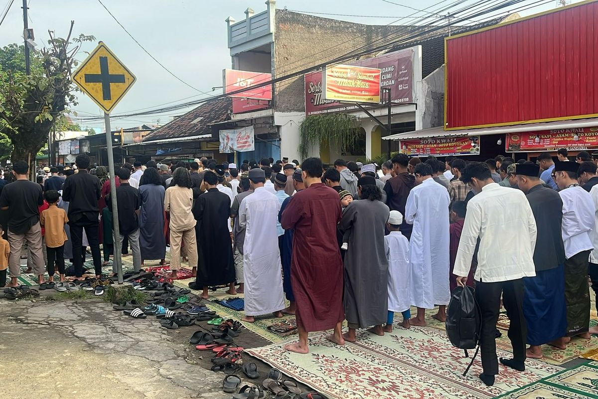Sejumlah jemaah saat menunaikan shalat Idul Fitri di Jalan Jaya Wijaya, Mojosongo, Solo, Minggu (30/3/2025).