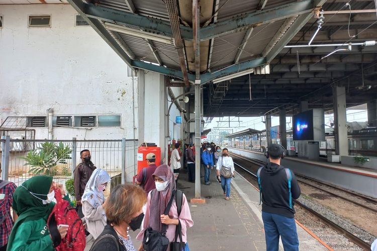 Situasi di Stasiun Depok Baru tidak terjadi kepadatan calon penumpang pada hari ketiga, Senin (20/5/2022) pemberlakukan kebijakan perubahan rute KRL Cikarang/Bekasi dan Bogor/Depok/Nambo.