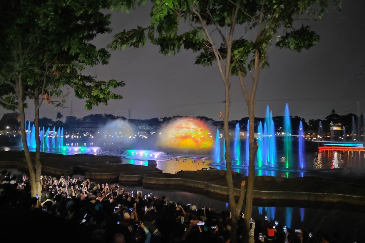 Dancing Fountain Show dengan dongeng pada water screen dan 300 drone yang ditampilkan pada peresmian wajah baru Taman Mini Indonesia Indah (TMII) di Jakarta Timur, Jumat (1/9/2023).