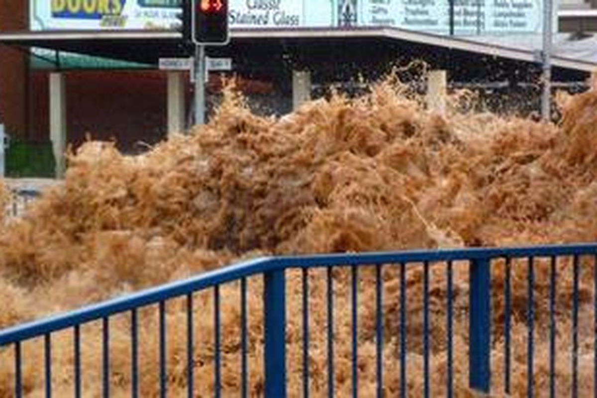 Foto ini diambil pada 10 Januari 2011 banjir menunjukkan  bergelombang  melewati jalan-jalan, membanjiri kota Toowoomba. Australia bersiap untuk sebuah korban tewas  meningkat pesat pada 11 Januari setelah banjir bandang menewaskan delapan dan meninggalkan  72 hilang, sebagai bencana banjir cepat menyebar terpaksa evakuasi di Brisbane pusat.