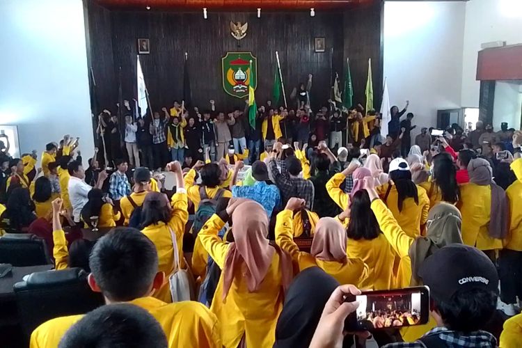 Unjuk rasa mahasiswa universitas cokroaminoto palopo (UNCP) Kota Palopo, Sulawesi Selatan, menolak kenaikan harga BBM bersubsidi berhasil menduduki ruang paripurna gedung DPRD Kota Palopo, Rabu (07/9/2022).