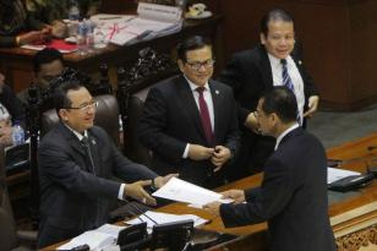 Menteri Dalam Negeri, Gamawan Fauzi (dua kanan) memberikan tanggapan pemerintah terkait RUU Pilkada kepada pimpinan sidang Paripurna DPR, Priyo Budi Santoso (kiri), disaksikan Taufik Kurniawan (kanan), dan Pramono Anung di Kompleks Parlemen Senayan, Jakarta Pusat, Jumat (26/9/2014). Mekanisme voting menghasilkan pilkada dikembalikan lewat DPRD. Hasil menunjukkan sebanyak 226 anggota dewan memilih pilkada lewat pilihan DPRD, dan 135 orang memilih pilkada langsung, dari total yang mengikuti voting sebanyak 361 orang. TRIBUNNEWS/HERUDIN