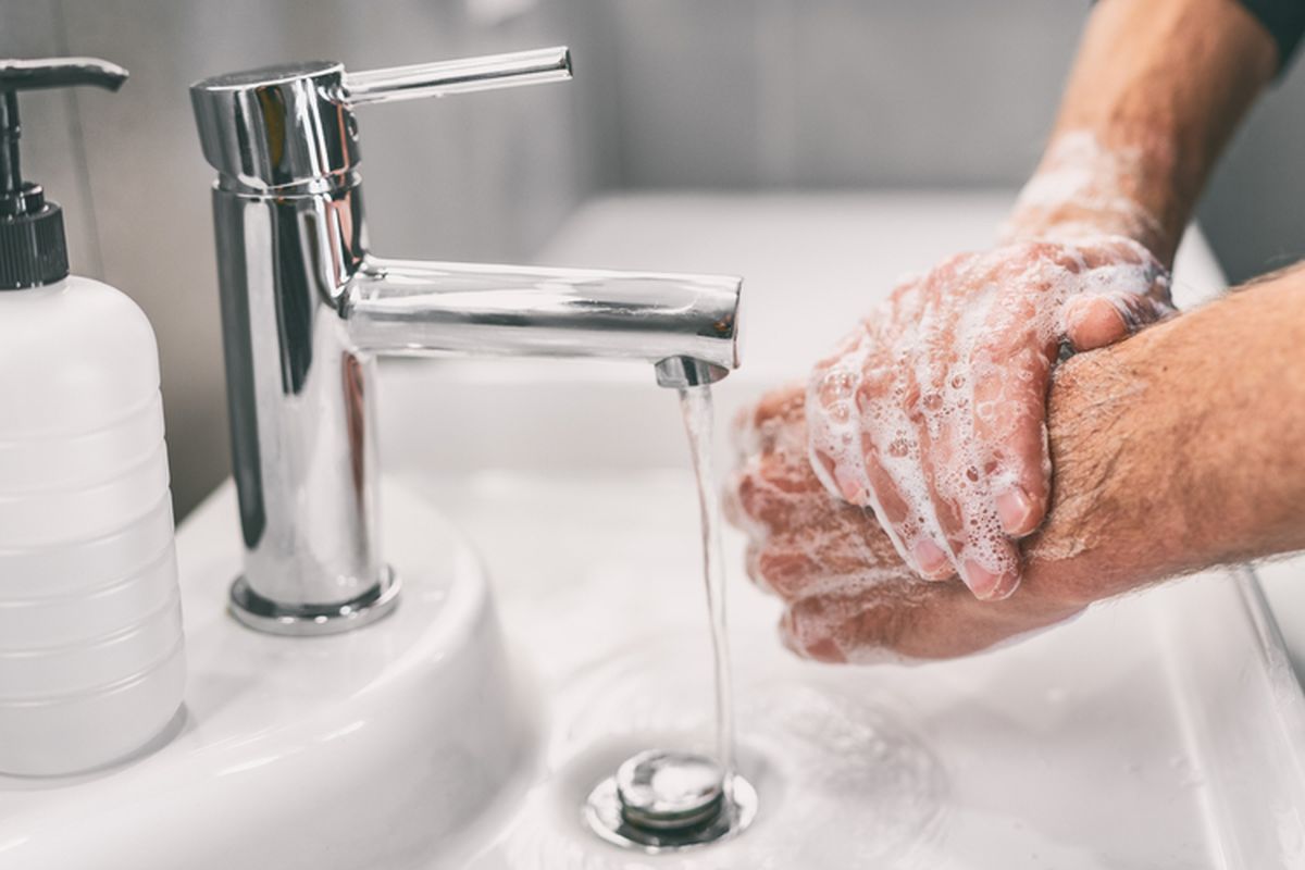 Ilustrasi mencuci tangan. Riset UNICEF dan WHO menemukan 3 dari 10 orang atau sekitar 2,3 miliar orang di dunia tidak memiliki fasilitas cuci tangan dengan air dan sabun di rumah.