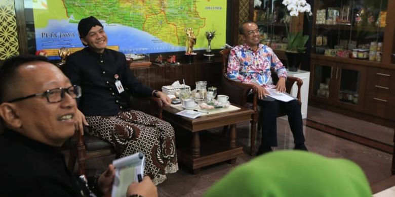 Gubernur Jawa Tengah Ganjar Pranowo (memakai blankon) menyatakan Jateng siap kerja keras untuk sukseskan gelaran Asean School Games (ASG) ke-11 di Kota Semarang. 