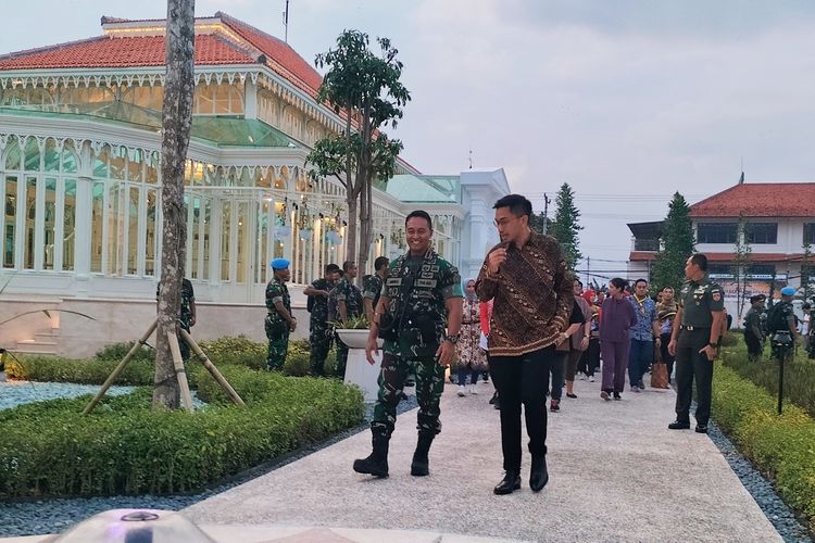 Panglima TNI Jenderal Andika Perkasa, dengan Kanjeng Gusti Pangeran Adipati Arya (KGPAA) Mangkunegara X, Gusti Pangeran Haryo (GPH) Bhre Cakrahutomo Wira Sudjiwo, pada Kamis (7/12/2022).