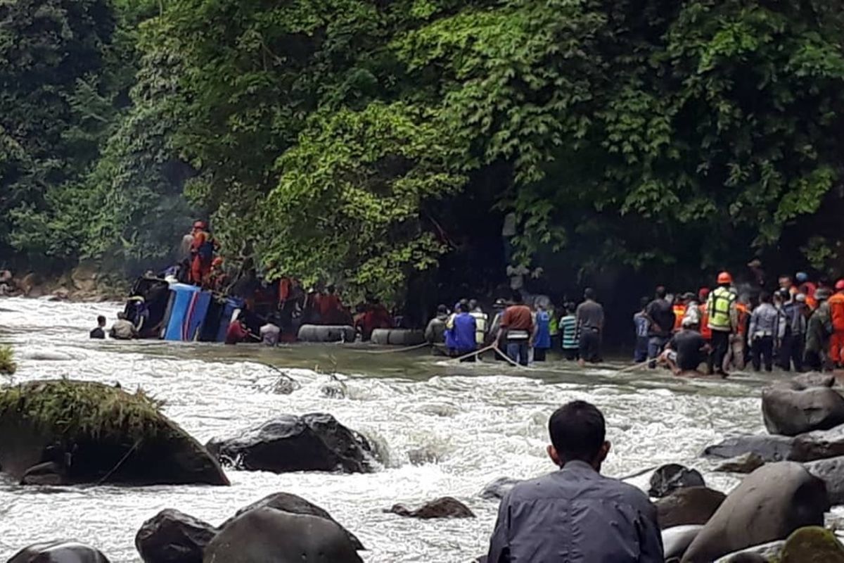 Proses evakuasi korban kecelakaan bus Sriwiajya yang masuk ke jurang di i Liku Lematang, Desa Prahu Dipo, Kecamatan Dempo Selatan, kota Pagaralam, Sumatera Selatan, Selasa (24/12/2019).