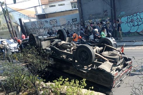 Pikap Tabrak Pembatas Jalan lalu Terbalik di Jalan Sukomanunggal Surabaya, Lalu Lintas Sempat Macet