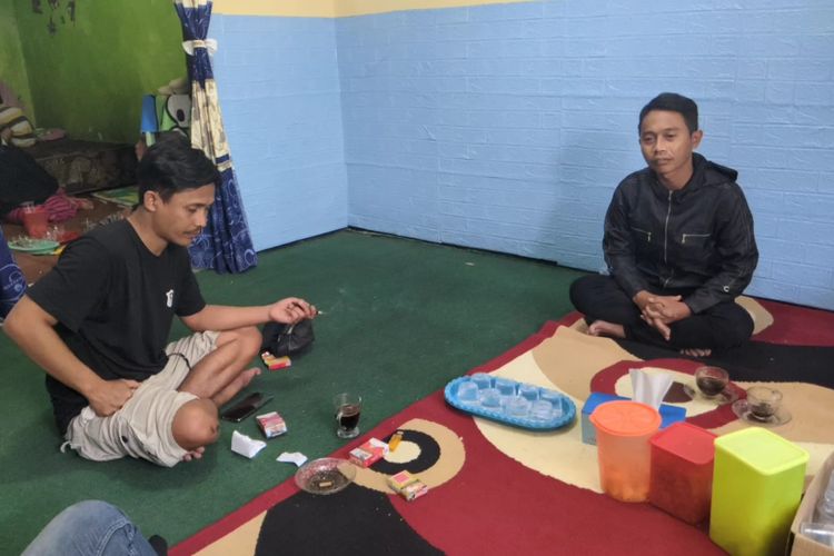 Suami korban (kanan), Widodo bersama kakak ipar korban, Naryo (kiri).