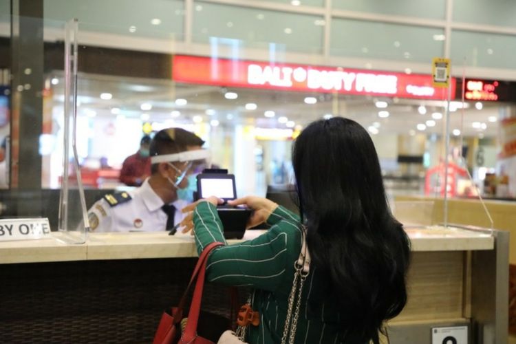 Petugas Kantor Imigrasi Bandara I Gusti Ngurah Rai Bali memeriksa dokumen imigrasi penumpang internasional pada kegiatan simulasi penanganan kedatangan turis internasional di Bandara I Gusti Ngurah Rai Bali yang telah dilakukan pada Sabtu (9/10/2021).
