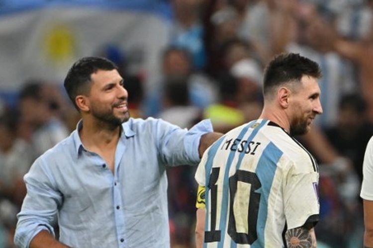 Sergio Aguero (kiri) memberikan selamat kepada Lionel Messi setelah Argentina menang 3-0 atas Kroasia pada laga semifinal Piala Dunia 2022 di Stadion Lusail, Selasa (13/12/2022) malam waktu setempat. Kemenangan itu membuat Argentina lolos ke final dan akan menghadapi pemenang laga Perancis vs Maroko. (Photo by Alberto PIZZOLI / AFP)