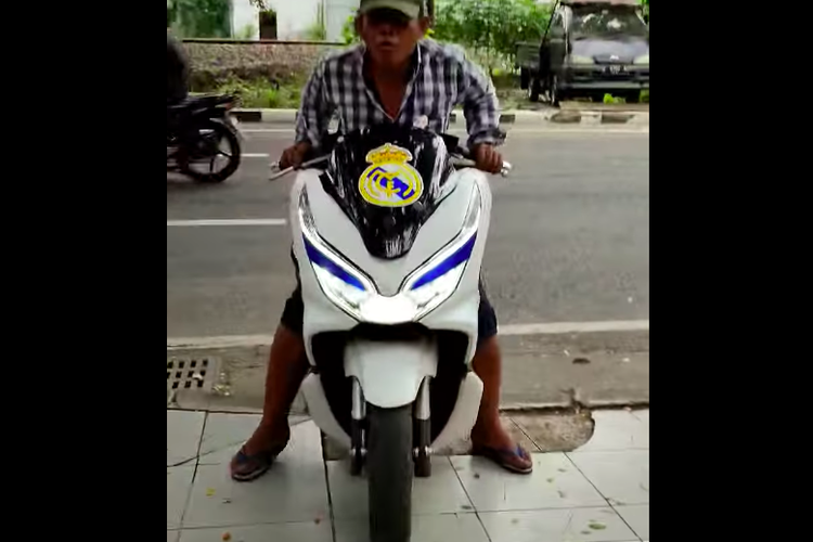 Tangkapan layar video dugaan pencurian kabel KAI di Surabaya. Pelaku menggunakan sepeda motor berstiker Real Madrid