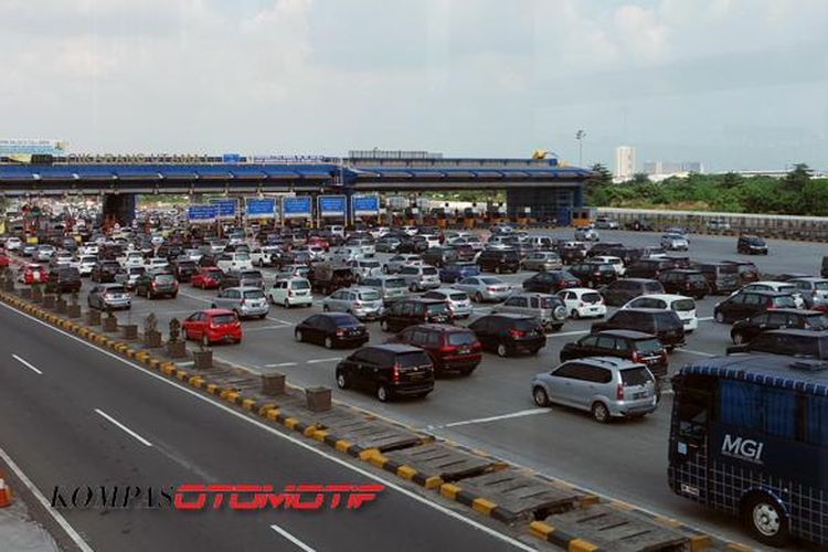 Kemacetan di jalan tol Jakarta-Cikampek pada hari libur Lebaran kedua, Kamis (7/7/2016), diprediksi hampir sama saat puncak arus mudik pada Jumat (1/7/72016) yang mencapai 117.000 unit kendaraan.