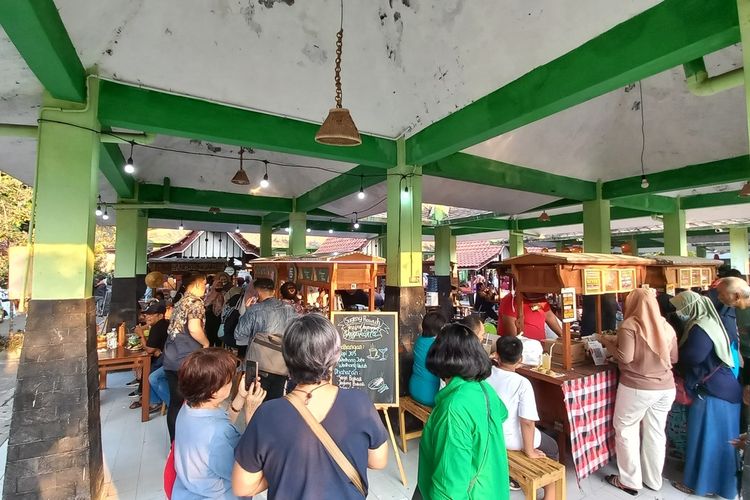 Pengunjung saat memilih menu angkringan pada Festival Angkringan Yogyakarta, Jumat (7/10/2023)