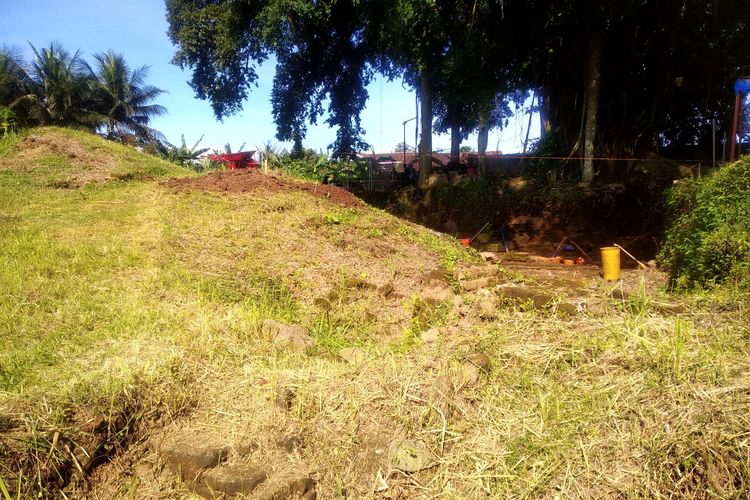 Struktur batu bata di sisi barat Candi Gedog yang merupakan sisa struktur pintu gerbang. Proses ekskavasi Candi Gedog di Kecamatan Sananwetan, Kota Blitar kembali dimulai pada Selasa (7/3/2023).