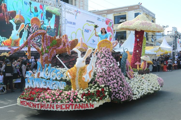 Kendaraan bunga saat parade di Festival Bunga Tomohon di Kota Tomohon, Sulawesi Utara.