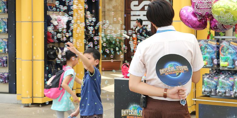 Anak-anak bermain di Universal Studios Singapore, Rabu (8/2/2017). Tempat wisata yang berada di Pulau Sentosa ini bisa dibilang wajib dikunjungi wisatawan saat melancong ke Singapura termasuk wisatawan Indonesia.