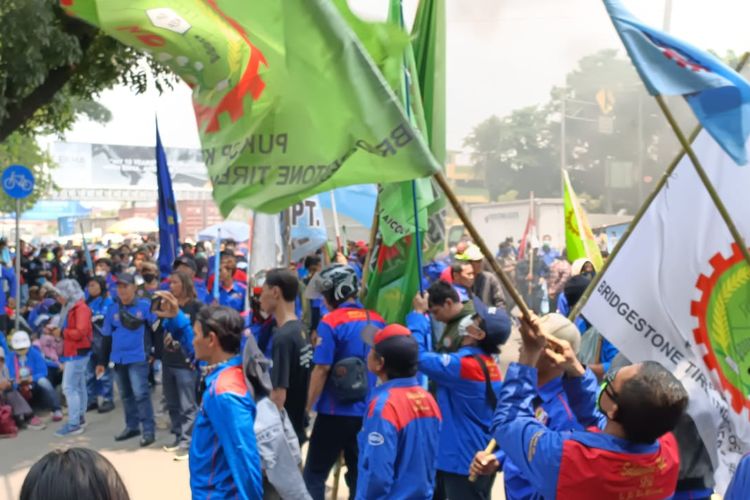 Ratusan massa buruh dari Federasi Serikat Pekerja Kimia, Energi dan Pertambangan Serikat Pekerja Seluruh Indonesia (FSP KEP SPSI)  yang menyemut di depan Gedung Pemkot Bekasi, Kamis (15/9/2022). Ada tiga poin yang disampaikan dalam unjuk rasa hari ini. Tiga poin tersebut yaitu menolak kenaikan BBM, menaikkan upah sebesar 20 persen, dan menolak UU Cipta Kerja atau Omnibus Law. 