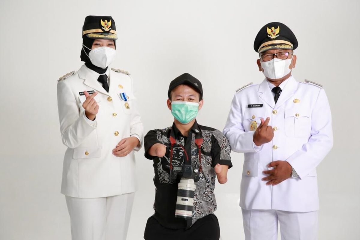 Bang Dzoel saat menjadi fotografer Bupati dan Wakil Bupati Banyuwangi 