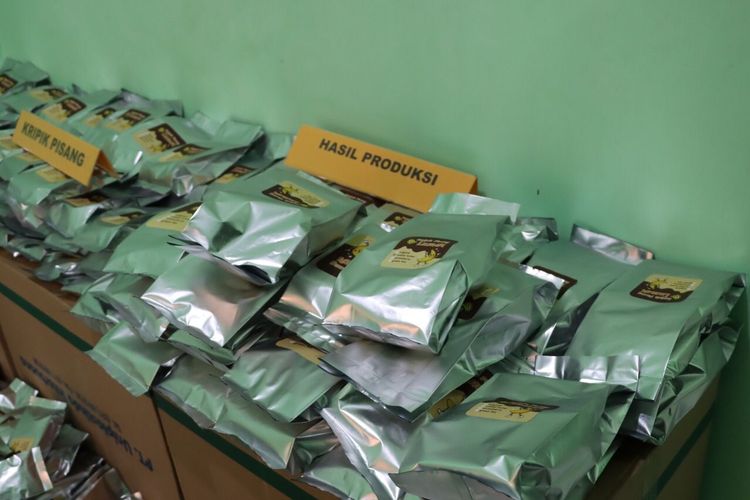Barang bukti narkoba keripik pisang yang disita dari salah satu rumah di Magelang, Jawa Tengah.