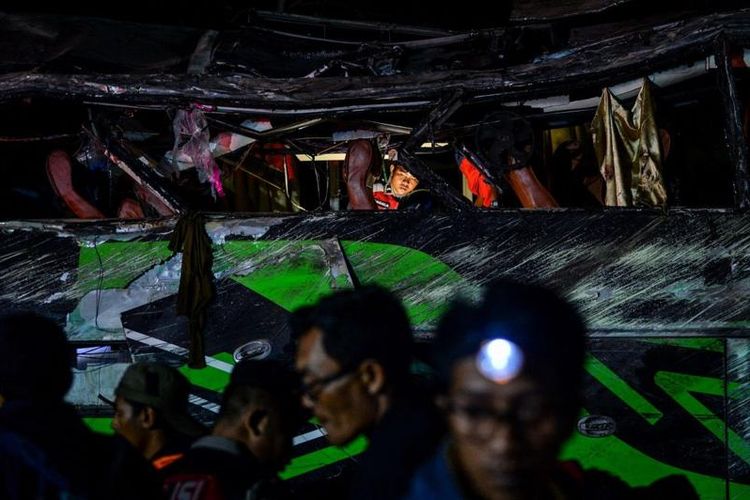 Petugas kepolisian mengevakuasi korban kecelakaan bus pariwisata di Desa Palasari, Kecamatan Ciater, Kabupaten Subang, Jawa Barat, Sabtu (11/5/2024).