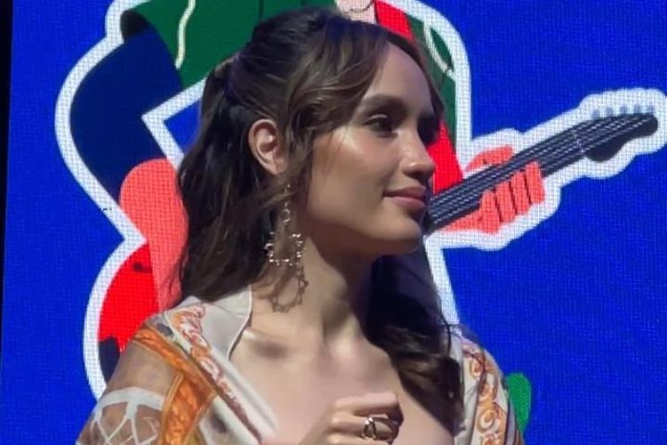 Aktris Cinta Laura  di acara Langkah Membumi oleh Blibli di Jakarta Selatan, Minggu (9/11/2025).