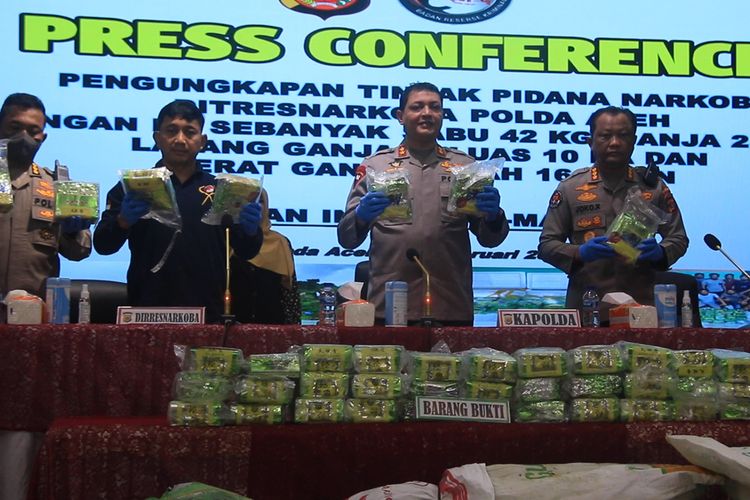 Kapolda Aceh memperlihatkan barang bukti sabu dan ganja dalam konferensi pers di Mapolda Aceh, Kamis (02/02/2023) *** Local Caption *** Banda Aceh