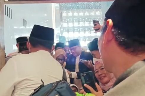 Shalat Id di Masjid Istiqlal, Anies Baswedan Dikerubungi Jemaah yang Minta Swafoto