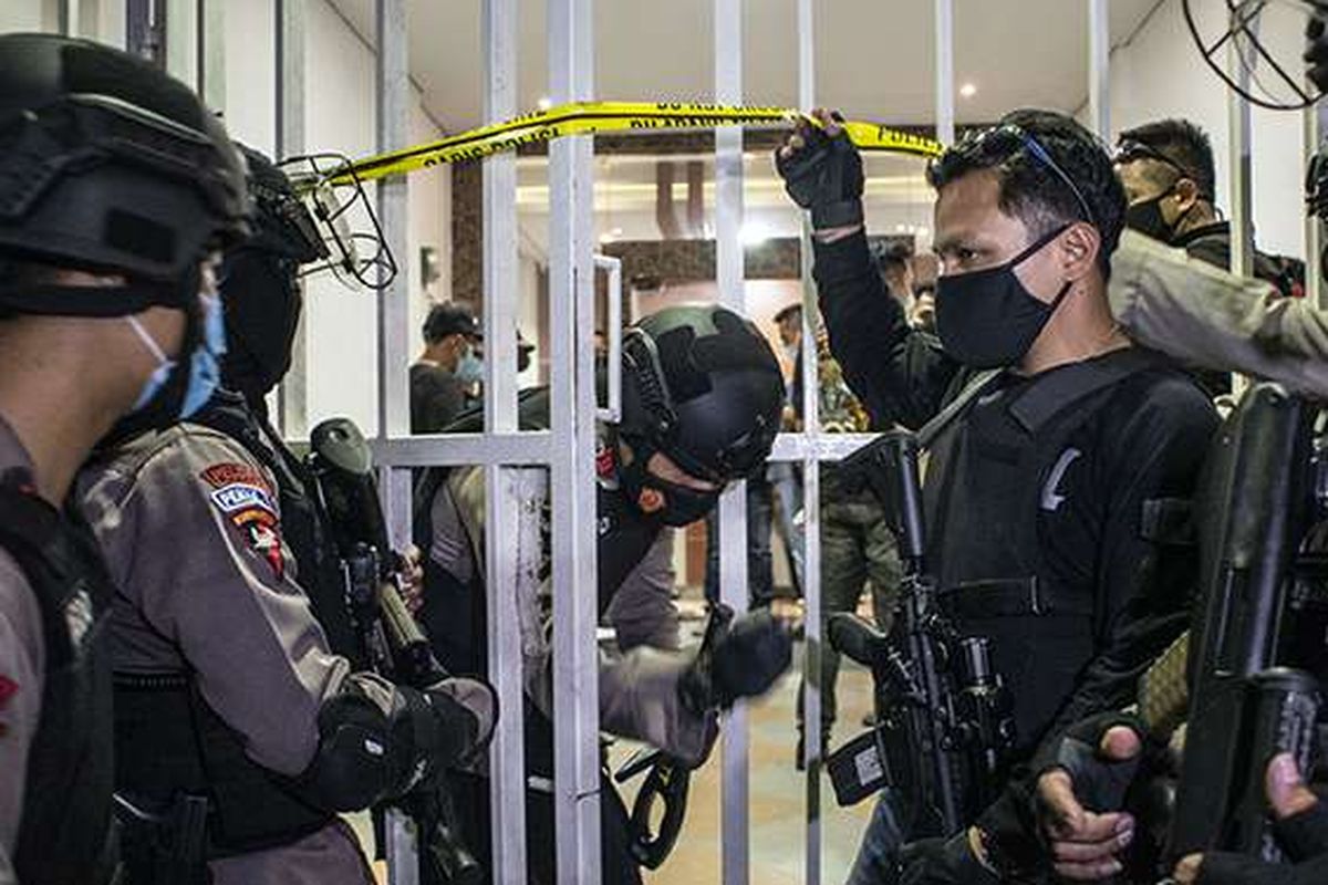 The Indonesian police members stand guard outside the headquarters of the disbanded Islamic Defenders Front (FPI) in Central Jakarta on Tuesday, April 27, 2021. The anti-terror police from Detachment 88 (Densus 88) is currently investigating the building after the former militant group's secretary-general Munarman was arrested in his home in South Tangerang on the outskirts of the capital Jakarta earlier.  