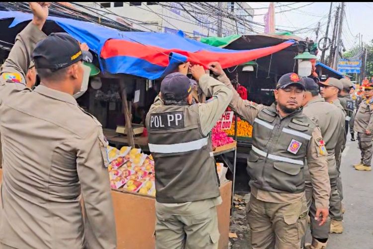 Penertiban PKL di Jalan Raya Bogor Ricuh, Pedagang Acungkan Pisau ke Petugas