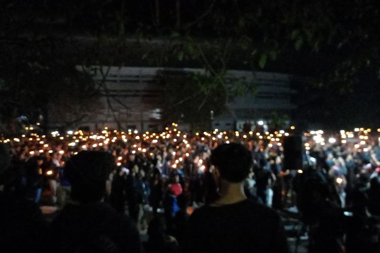 Suporter dari berbagai kelompok berkumpul di Mandala Krida doakan korban tragedi Kanjuruhan, Malang, Selasa (4/10/2022)