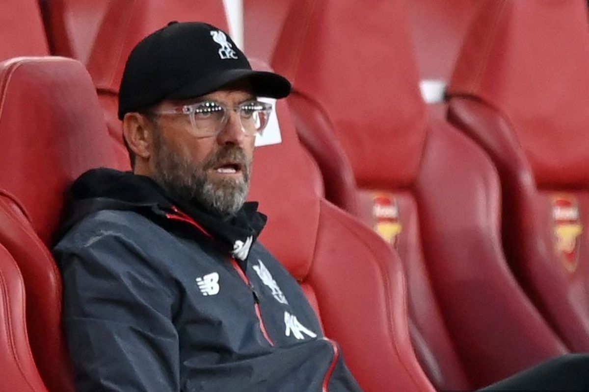 Reaksi Juergen Klopp saat menyaksikan Liverpool kebobolan gol kedua pada laga melawan Arsenal di Stadion Emirates, Kamis (16/7/2020) dini hari WIB.