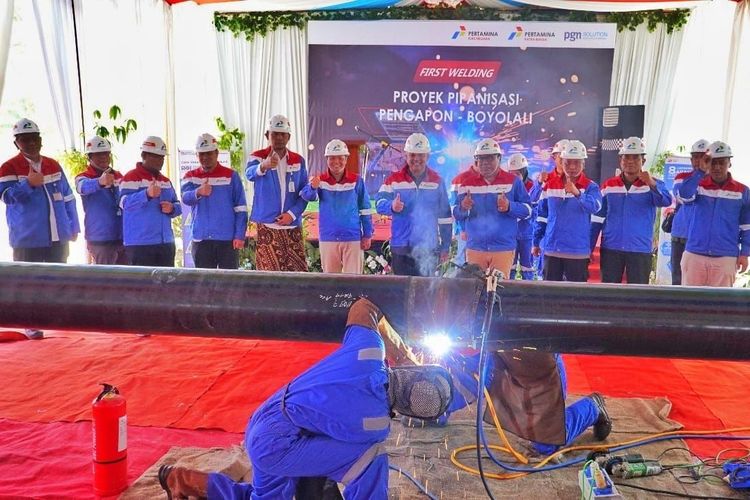 PGAS Solution dan Pertamina Patra Niaga memulai proyek pipanisasi minyak jalur Pengapon-Boyolali untuk pemenuhan energi di Jateng. First welding tersebut dilaksanakan di KP 02 Pipanisasi Pengapon Boyolali, Jawa Tengah pada Kamis (12/10/2023).
