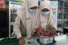 Indonesian Schoolchildren Create Electricity from Tempeh Waste 