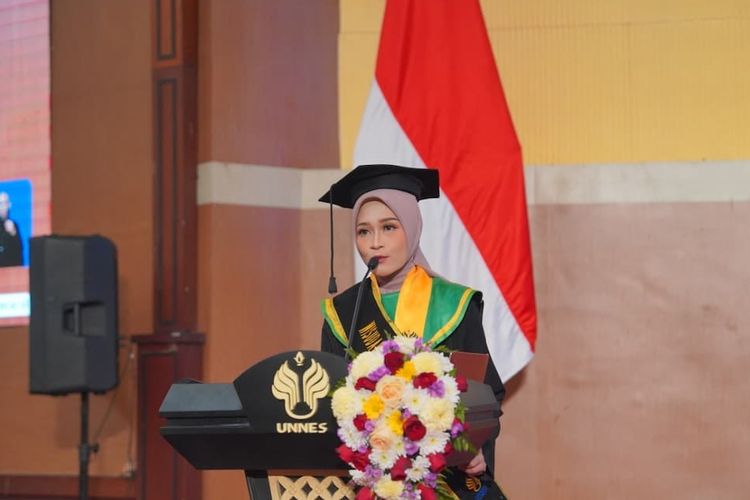 Kisah Najmi, Anak Buruh yang Jadi Lulusan Terbaik Unnes dengan IPK 3,99