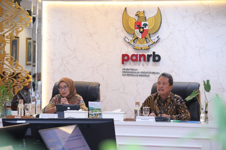 Menteri PANRB Rini Widyantini bersama Menteri Kelautan dan Perikanan Sakti Wahyu Trenggono dalam Rapat Tingkat Menteri Tindak Lanjut Dukungan Penyiapan SDM untuk Mendukung PHTC di Kantor Kementerian PANRB, Jakarta, Kamis (9/4/2026).