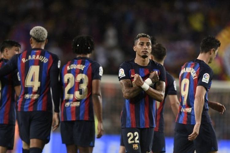 Penyerang Barcelona Raphinha merayakan gol saat membantu timnya menang 4-0 atas Real Betis pada laga lanjutan Liga Spanyol 2022-2023 di Stadion Camp Nou, Minggu (30/4/2023) dini hari WIB. Berkat kemenangan ini, Barcelona kian kokoh di puncak klasemen Liga Spanyol 2022-2023. Selanjutnya, Barcelona akan melawan Mallorca pada pekan ke-37 Liga Spanyol 2022-2023. Laga Barcelona vs Mallorca dijadwalkan berlangsung di Stadion Camp Nou pada Senin (29/5/2023) dini hari WIB.