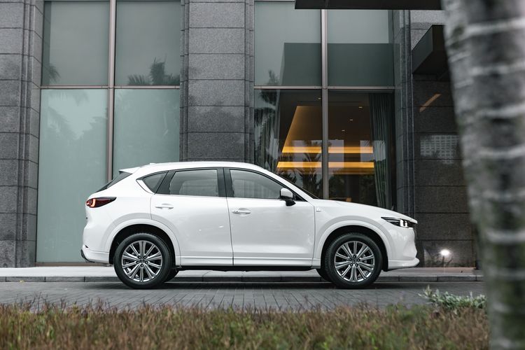 Mazda CX-5 EMI 6th Anniversary Edition merupakan edisi khusus untuk merayakan enam tahun eksistensi PT Eurokars Motor Indonesia (EMI) menjadi agen pemegang merek (APM) Mazda di Tanah Air. 