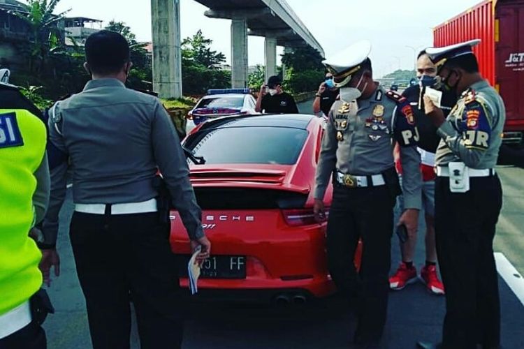 Video yang memperlihatkan seorang pengendara mobil sport diberhentikan dan ditindak oleh polisi viral di media sosial.Penindakan itu dilakukan di Off Ramp Taman Mini Indonesia Indah (TMII), Jakarta Timur, pada Jumat (12/3/2021), kemarin. 
